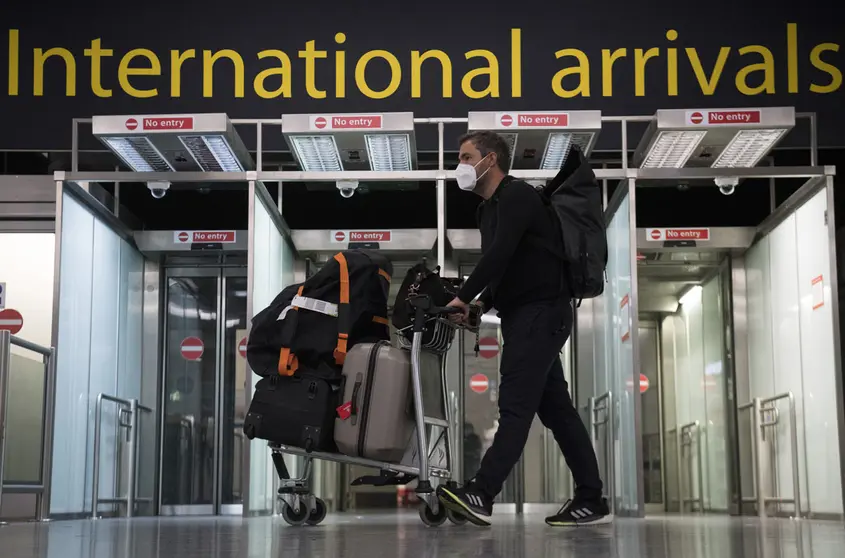 07 June 2021, United Kingdom, Gatwick: Passengers arrive at Gatwick Airport, before Tuesday's 4am requirement for travellers arriving from Portugal to quarantine for 10 days comes into force. Photo: Kirsty O'connor/PA Wire/dpa