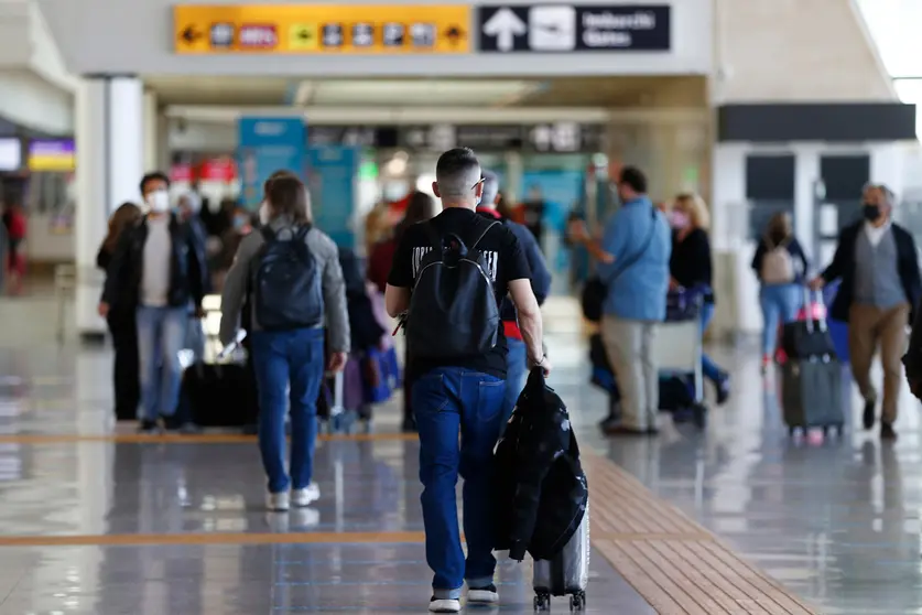 21 May 2021, Italy, Rome: Passengers walk in Fiumicino Airport as Italy has been on a gradual easing course for weeks while coronavirus infection levels fall. Photo: Cecilia Fabiano/LaPresse via ZUMA Press/dpa