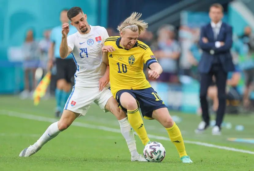 18 June 2021, Russia, Saint Petersburg: Sweden's Emil Forsberg (R) and Slovakia's Martin Koscelnik battle for the ball during the UEFA Euro 2020 Group E soccer match between Sweden and Slovakia at the Krestovsky Stadium. Photo: Igor Russak/dpa