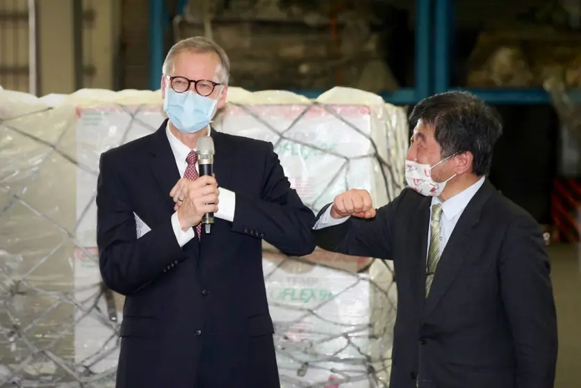 HANDOUT - 20 June 2021, Taiwan, Taoyuan: The Director of The American institute Brent Christensen(L) and Taiwan Health Minister Chen Shih-chung(R) pose for a picture in front of the 2.5 million doses of Moderna Vaccines donated by the United States Governor, at Taiwan Taoyuan International Airport. Photo: -/Taiwan Central Epidemic via ZUMA Wire/dpa - ATTENTION: editorial use only and only if the credit mentioned above is referenced in full