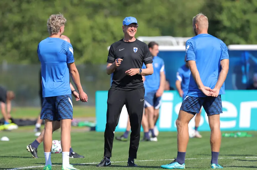 20 June 2021, Russia, Zelenogorsk: Finland National coach Markku Kanerva speaks to his players during a training session for the team ahead of Monday's UEFA EURO 2020 Group B soccer match against Belgium. Photo: Igor Russak/dpa.