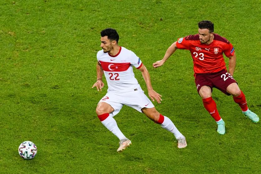 20 June 2021, Azerbaijan, Baku: Turkey's Kaan Ayhan (L) and Switzerland's Xherdan Shaqiri battle for the ball during the UEFA EURO 2020 Group A soccer match between Switzerland and Turkey at Baku Olympic Stadium. Photo: Marcio Machado/ZUMA Wire/dpa