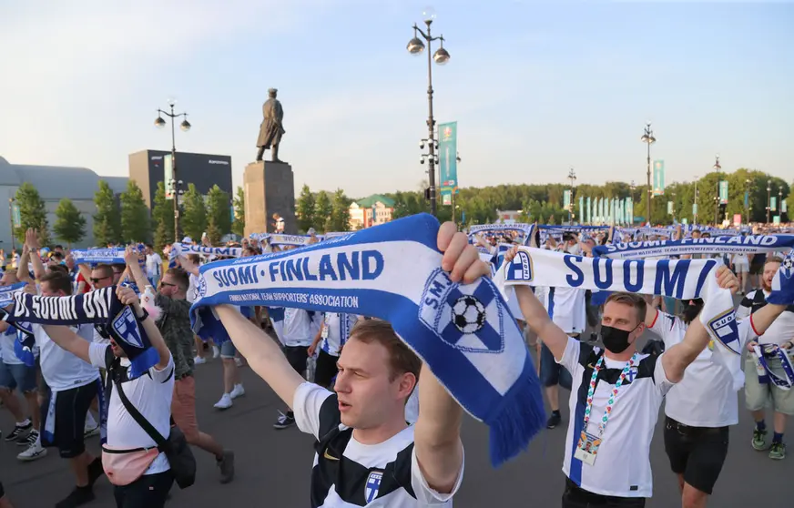 21 June 2021, Russia, Saint Petersburg: Finland fans cheer outside Saint Petersburg stadium prior to the start of the UEFA EURO 2020 Group B soccer match between Finland and Belgium. Photo: Igor Russak/dpa