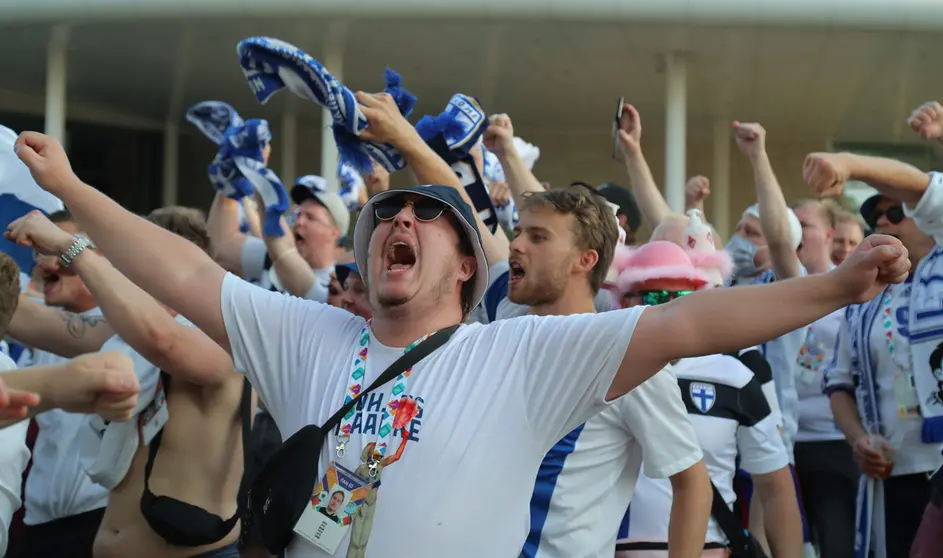 21 June 2021, Russia, Saint Petersburg: Finland fans cheer outside Saint Petersburg stadium prior to the start of the UEFA EURO 2020 Group B soccer match between Finland and Belgium. Photo: Igor Russak/dpa.