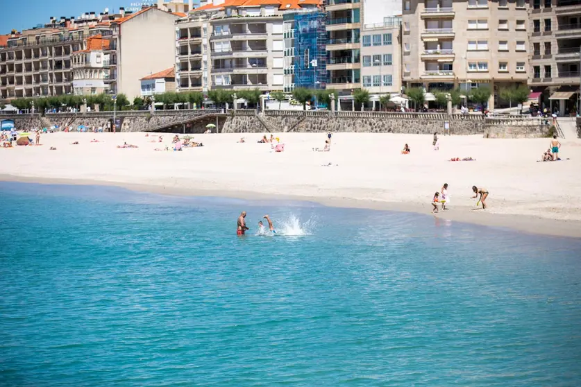 04 June 2021, Spain, Pontevedra: Beachgoers take a dip at the Pontevedra beach. Photo: Beatriz Ciscar/EUROPA PRESS/dpa
