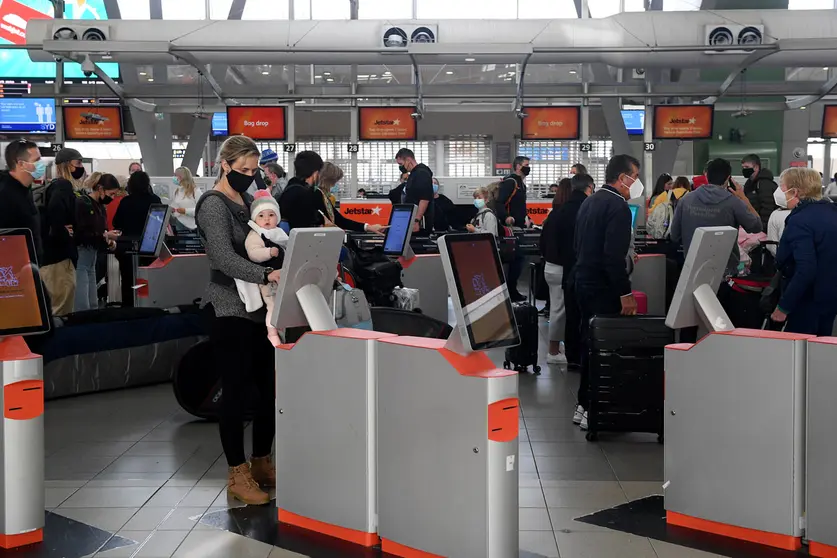 23 June 2021, Australia, Sydney: Passengers use check-in machines at Sydney Domestic Airport. New Zealand has stopped quarantine-free travel with Australian State New South Wales for at least 72 hours after the Bondi cluster in Sydney's east rose. Photo: Dan Himbrechts/AAP/dpa