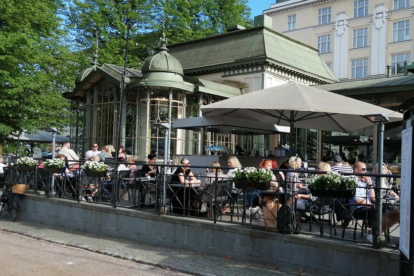 Customers enjoying a drink on a terrace in Helsinki. Photo: Foreigner.fi.