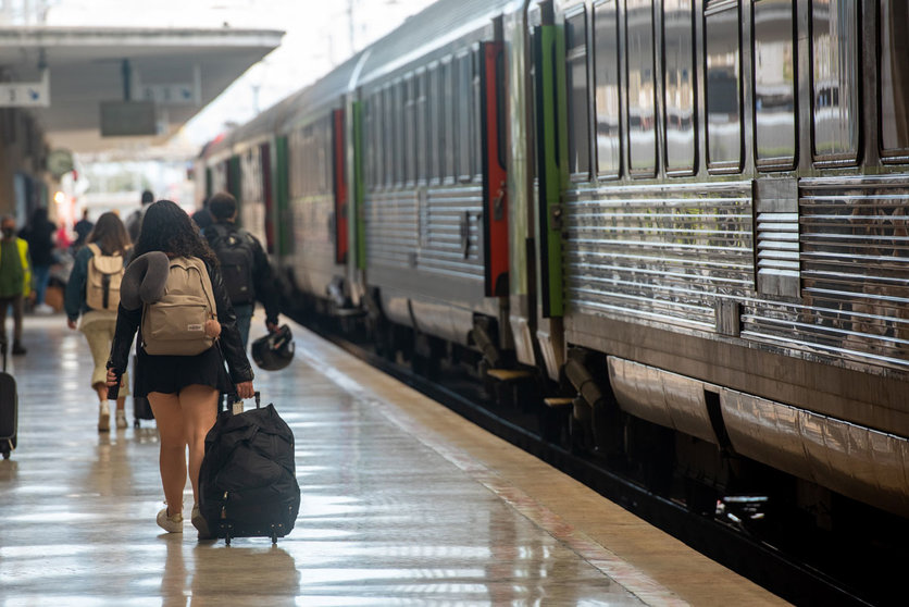 18 June 2021, Portugal, Lisbon: People walk across a platform at Lisbon's the Santa Apolonia station. Due to a worrying spread of the delta variant of the coronavirus, Lisbon has been sealed off for two-and-a-half days. Photo: Paulo Mumia/dpa
