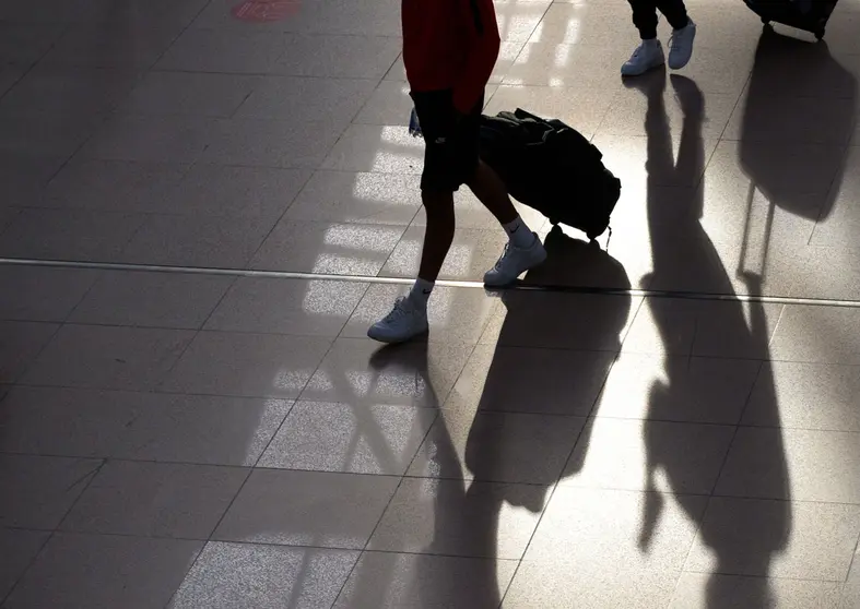 25 June 2021, Hamburg: Passengers with their suitcases walk through Terminal 1 at Hamburg Airport. Around 100 take-offs and landings are planned for Friday, the airport announced. Around 20,000 passengers are expected to arrive or depart. Photo: Jonas Walzberg/dpa