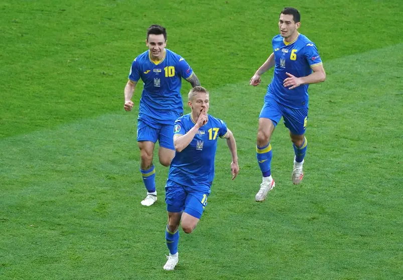 29 June 2021, United Kingdom, Glasgow: Ukraine's Oleksandr Zinchenko (C) celebrates scoring his side's first goal with team-mates during the UEFA EURO 2020 round of 16 soccer match between Sweden and Ukraine at Hampden Park. Photo: Andrew Milligan/PA Wire/dpa