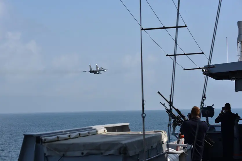 A Russian jet fighter flies close to the Dutch warship. Photo: Twitter/Dutch Ministry of Defence/@Defensie.