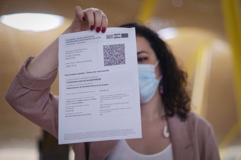 01 July 2021, Spain, Madrid: A woman shows her European Union coronavirus digital vaccination certificate on the day of its launch at Adolfo Suarez airport in Barajas. Photo: Eduardo Parra/EUROPA PRESS/dpa