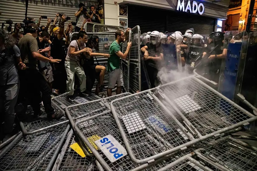 01 July 2021, Turkey, Istanbul: Protesters try to push through the police barriers during a demonstration against Turkey's formal withdrawal from the Istanbul Convention. Istanbul Convention, signed by 45 countries and the European Union, requires the prevention of all kinds of violence against women, protection of victims of violence and punishment of criminals. Photo: Murat Baykara/SOPA Images via ZUMA Wire/dpa