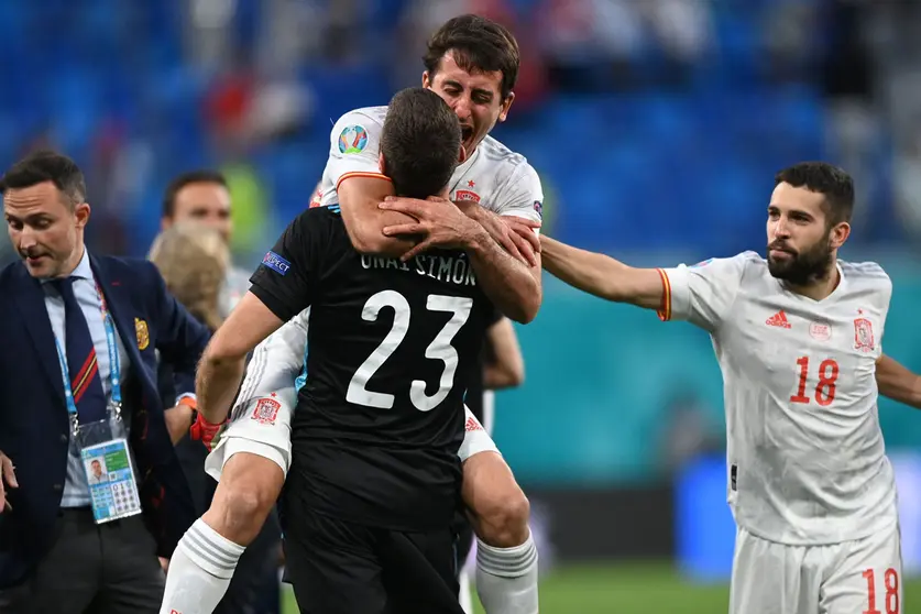 Spain's Oyarzabal and goalkeeper Unai Simon celebrate qualifying for the semifinals. Photo: Twitter/EURO 2020.