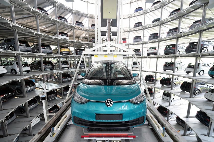 FILED - 08 June 2021, Saxony, Dresden: A finished VW ID.3 is transported into a car tower during a press tour of Volkswagen's Transparent Factory. At the site in Dresden, 35 fully electric vehicles are produced every day. Europe's biggest carmaker Volkswagen posted a sharp rise in global sales on Friday as the world's auto industry rebounded from a crisis unleashed by the pandemic. Photo: Sebastian Kahnert/dpa-Zentralbild/ZB