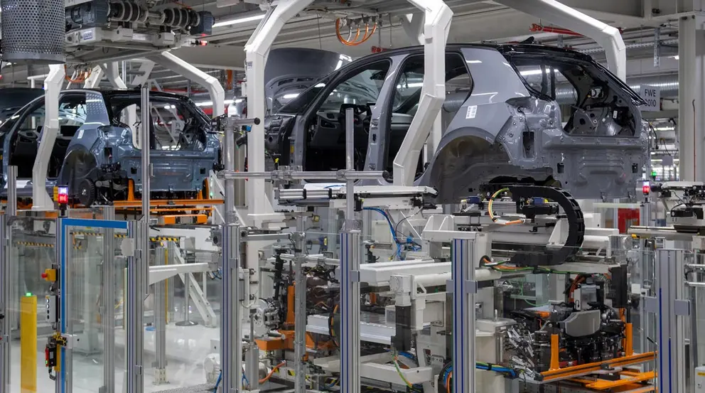 23 June 2021, Saxony, Zwickau: Car bodies of the ID.3 are assembled at the production line for the new ID.3 and ID.4 electric vehicles at the Volkswagen plant in Zwickau. The Volkswagen Group has completely converted the Zwickau plant to the production of electric cars. Photo: Hendrik Schmidt/dpa-Zentralbild/ZB