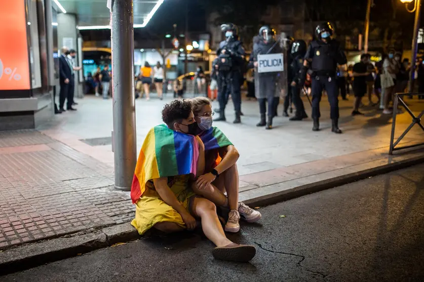 05 July 2021, Spain, Madrid: Two young people embrace during a rally under the slogan "JusticeForSamuel" against the killing of the 24-year-old Samuel Luiz, who was allegedly beaten to death by several men on Saturday night outside a nightclub in the city of A Coruna. Friends of Samuel raised the alarm claiming his death was motivated by homophobia, prompting calls for protests all over the country from LGBTQ activists. Photo: Alejandro Martínez Vélez/EUROPA PRESS/dpa