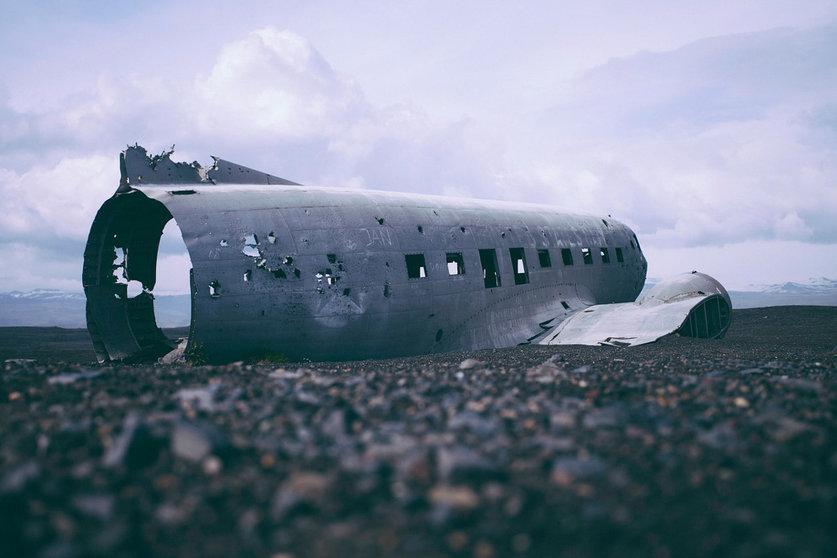 Remains of the fuselage of another crashed airplane. Photo: Pixabay.