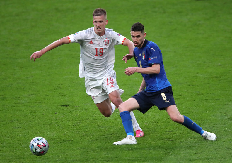 06 July 2021, United Kingdom, London: Spain's Dani Olmo (L) and Italy's Jorginho battle for the ball during the UEFA EURO 2020 semi final soccer match between Italy and Spain at Wembley Stadium. Photo: Nick Potts/PA Wire/dpa