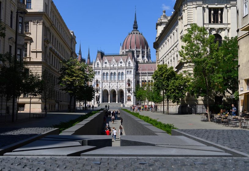 14 June 2021, Hungary, Budapest: Tourists visit the National Unity Monument, at Lajos Kossuth Square in front of the Hungarian Parliament. Photo: Robert Michael/dpa-Zentralbild/dpa