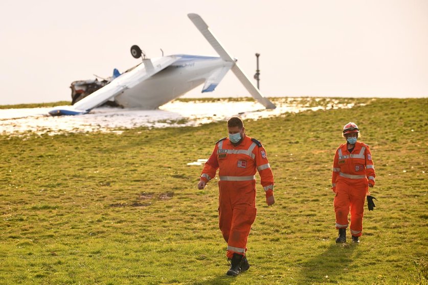 22 June 2021, Australia, Melbourne: The State Emergency Service (SES) personnel work at the scene of a light plane crash near the Capital Golf Course, in Melbourne. A pilot has been injured after his light plane crashed into trees shortly after take-off from Moorabbin airport. Photo: James Ross/AAP/dpa