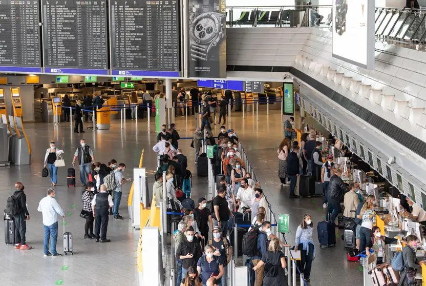 08 July 2021, Hessen, Frankfurt/Main: Passengers wait in queues at the check-in counters in Terminal 1 of Frankfurt Airport. The passenger volume at Frankfurt Airport has increased in recent weeks. Photo: Boris Roessler/dpa