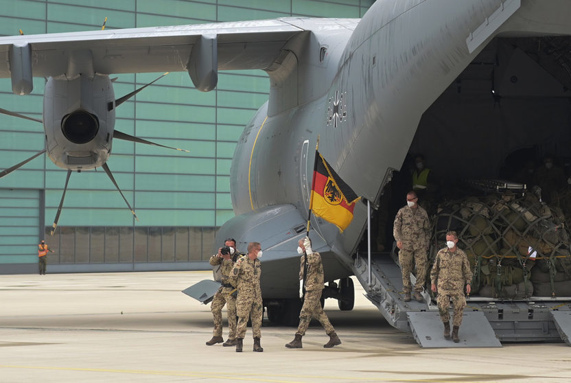 30 June 2021, Lower Saxony, Wunstorf: Soldiers of the German Armed Forces get off an Airbus A400M transport aircraft of the German Air Force at an airfield. The last soldiers of the German Afghanistan mission have arrived at the air base in Lower Saxony. The mission had ended its operation in Afghanistan on Tuesday after almost 20 years. Photo: Hauke-Christian Dittrich/dpa-Pool/dpa