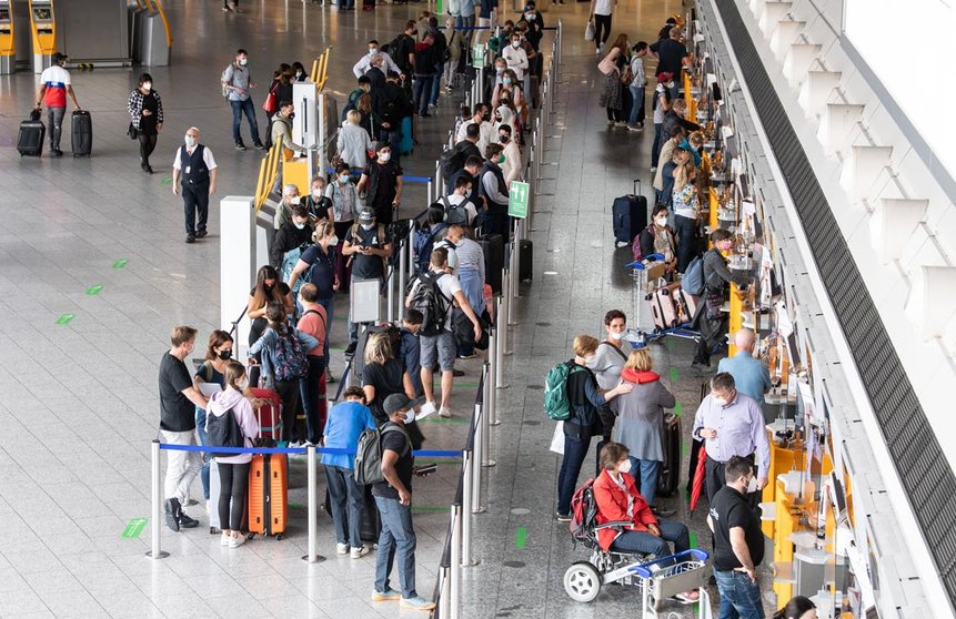 08 July 2021, Hessen, Frankfurt/Main: Passengers wait in queues at the check-in counters in Terminal 1 of Frankfurt Airport. The passenger volume at Frankfurt Airport has increased in recent weeks. Photo: Boris Roessler/dpa