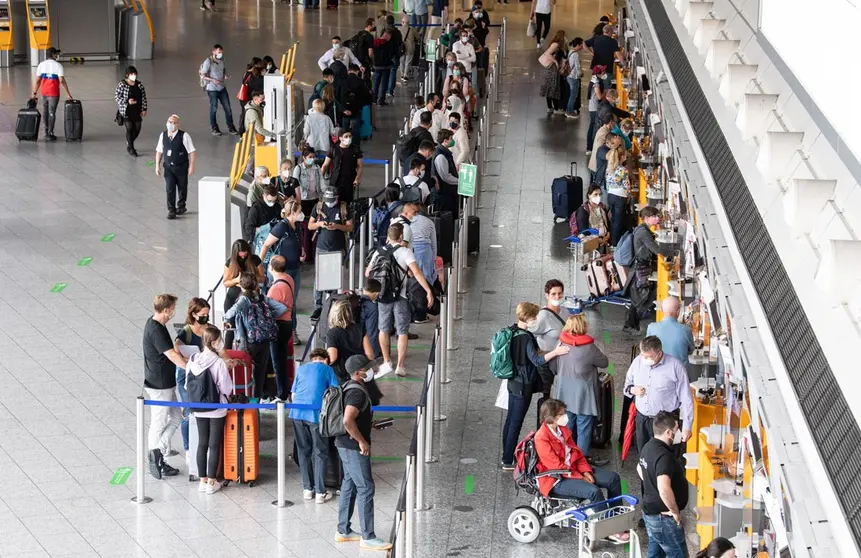 08 July 2021, Hessen, Frankfurt/Main: Passengers wait in queues at the check-in counters in Terminal 1 of Frankfurt Airport. The passenger volume at Frankfurt Airport has increased in recent weeks. Photo: Boris Roessler/dpa