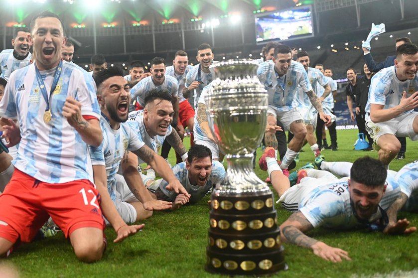10 July 2021, Brazil, Rio de Janeiro: The Argentine national team cheers behind the trophy after winning the CONMEBOL Copa America Final soccer match against Brazil at The Maracana Stadium. Photo: Andre Borges/dpa