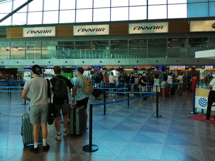 Travelers about to undergo a security check at Helsinki-Vantaa Airport. Photo: Foreigner.fi.