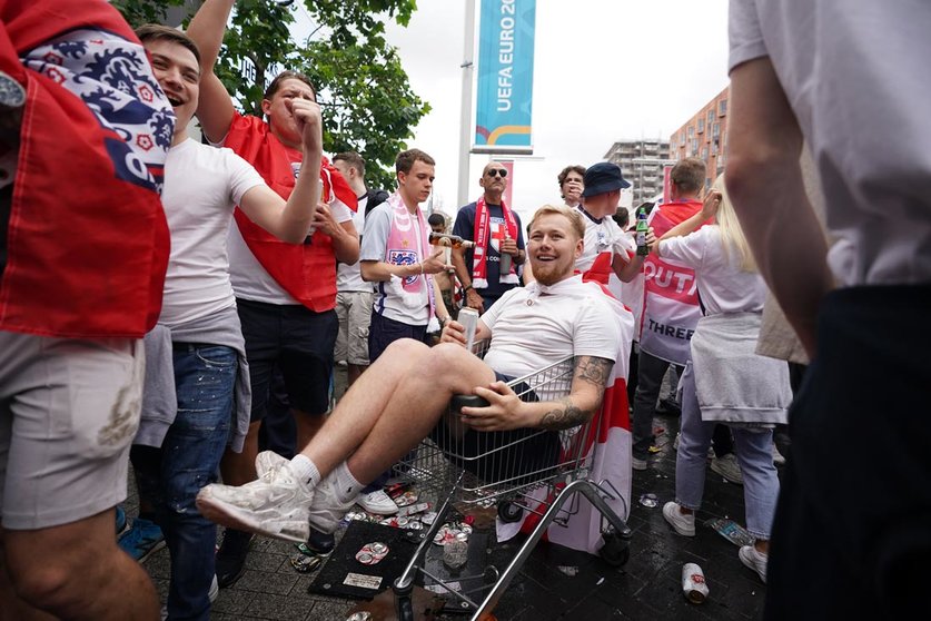 11 July 2021, United Kingdom, London: England fans cheer outside the hosting ground ahead of the UEFA EURO 2020 final soccer match between Italy and England, which to take place later in the day at Wembley Stadium. Photo: Zac Goodwin/PA Wire/dpa