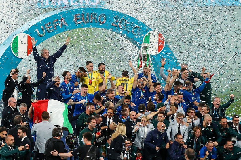 11 July 2021, United Kingdom, London: Italy players celebrate with the trophy after the final whistle of the UEFA EURO 2020 final soccer match between Italy and England at Wembley Stadium. Photo: Christian Charisius/dpa