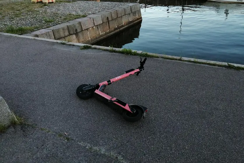 An e-scooter on the street in the port of Helsinki. Photo: Foreigner.fi/File photo.