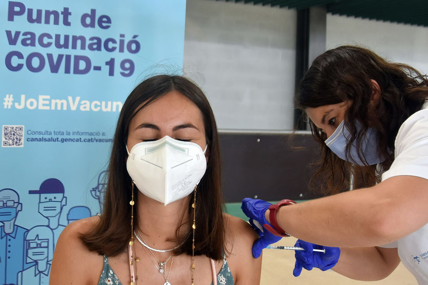 11 July 2021, Spain, Calafell: A nurse administers the first dose of Pfizer-BioNTech COVID-19 Vaccine to a woman at the Calafell Vaccination Center. Photo: Ramon Costa/SOPA Images via ZUMA Wire/dpa