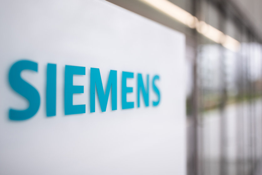 FILED - 30 April 2021, Bavaria, Erlangen: The logo of the German industrial group Siemens, stands on a stele at the entrance of an office building on the Siemens campus in Erlangen. Siemens and BioNTech intend to cooperate in setting up a vaccine production site in Singapore Photo: Daniel Karmann/dpa