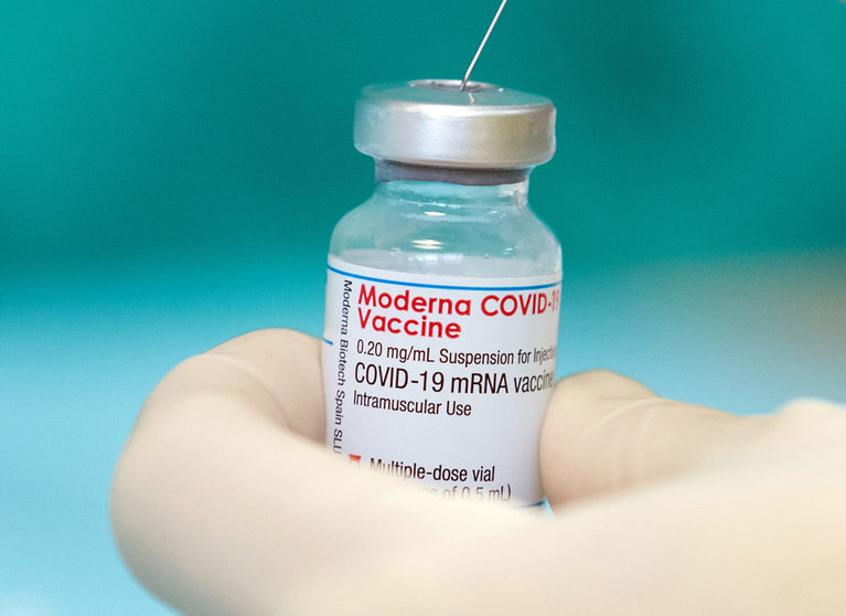 FILED - 16 April 2021, North Rhine-Westphalia, Bielefeld: A nurse holds a vial of Moderna vaccine against coronavirus. Photo: Friso Gentsch/dpa.