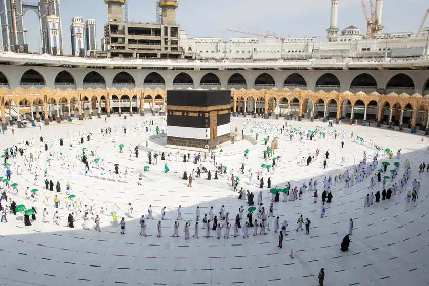 HANDOUT - 16 July 2021, Saudi Arabia, Mecca: Muslim pilgrims maintain their social distancing while performing the arrival circumambulation (Tawaaf Al Koudoum) around the Kaaba, Islam's holiest shrine, at the centre of the Grand Mosque in the holy city of Mecca during the start of the annual Hajj pilgrimage. Photo: Hassan Alfahimi/Saudi Ministry of Media/dpa - ATTENTION: editorial use only and only if the credit mentioned above is referenced in full