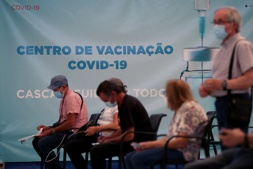 16 July 2021, Portugal, Lisbon: People wait their turn to be vaccinated during a Corona vaccination campaign. Portugal has been classified as a high-incidence area by the federal government because of particularly high infection rates. Photo: Pedro Fiuza/ZUMA Wire/dpa