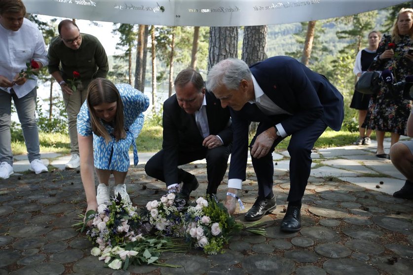 21 July 2021, Norway, Utoya: (L-R) Astrid Hoem, chairwoman of AUF, Stefan Lofven, Prime Minister of Sweden, and Jonas Gahr Store, leader of the Norwegian Labour Party, lay flowers at the Utoya memorial during a ceremony held a day before the 10th anniversary of the 2011 Norway terror attacks. Photo: Beate Oma Dahle/NTB/dpa.