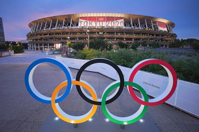 FILED - In the evening twilight Olympic rings stand in front of the Olympic Stadium. The Olympic Stadium is the sports venue of the opening ceremony and closing ceremony as well as for the track and field athletes and football. The Olympic Games 2020 Tokyo will take place from 23.07.2021 to 08.08.2021. Photo: Michael Kappeler/dpa