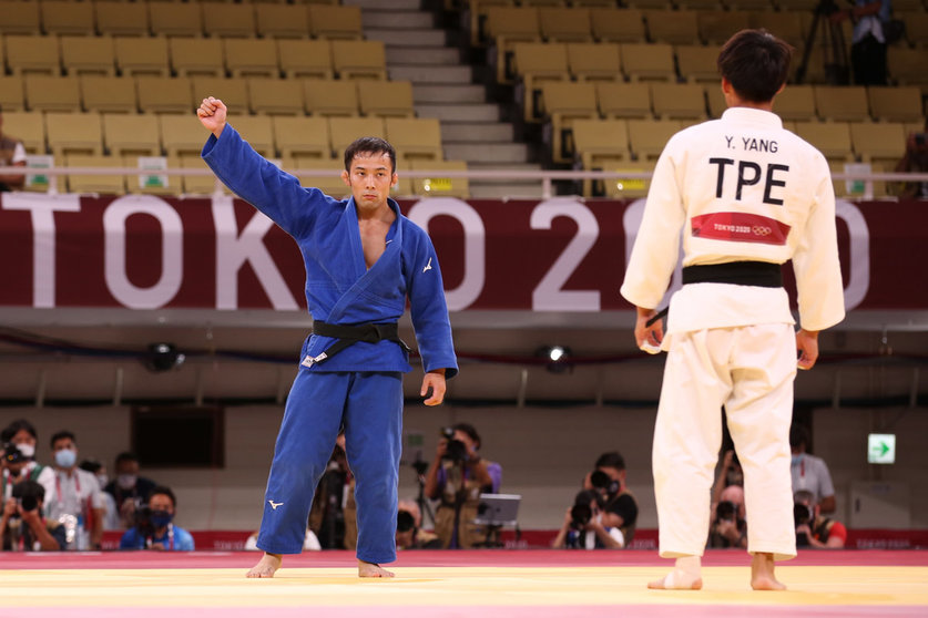 24 July 2021, Japan, Tokyo: Japan's Naohisa Takato (L) celebrates defeating Taiwan's Yang Yung Wei in the Men's Judo -60kg final bout during the Tokyo 2020 Olympic Games. Photo: Mickael Chavet/ZUMA Press Wire/dpa