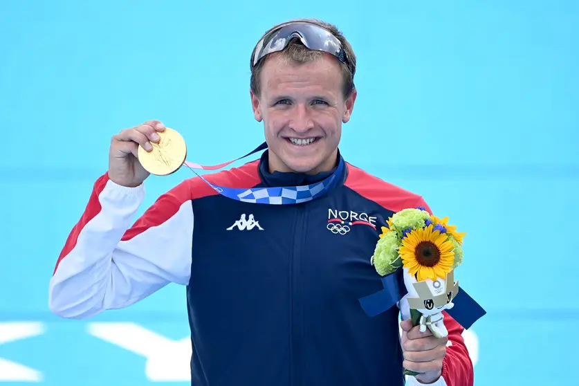 26 July 2021, Japan, Tokyo: Gold medalist Norway's triathlete Kristian Blummenfelt celebrates after the Men's Triathlon Olympic distance (1.5 km swim, 40 km bike, 10 km run) at Odaiba Marine Park, during the Tokyo 2020 Olympic Games. Photo: Sebastian Gollnow/dpa