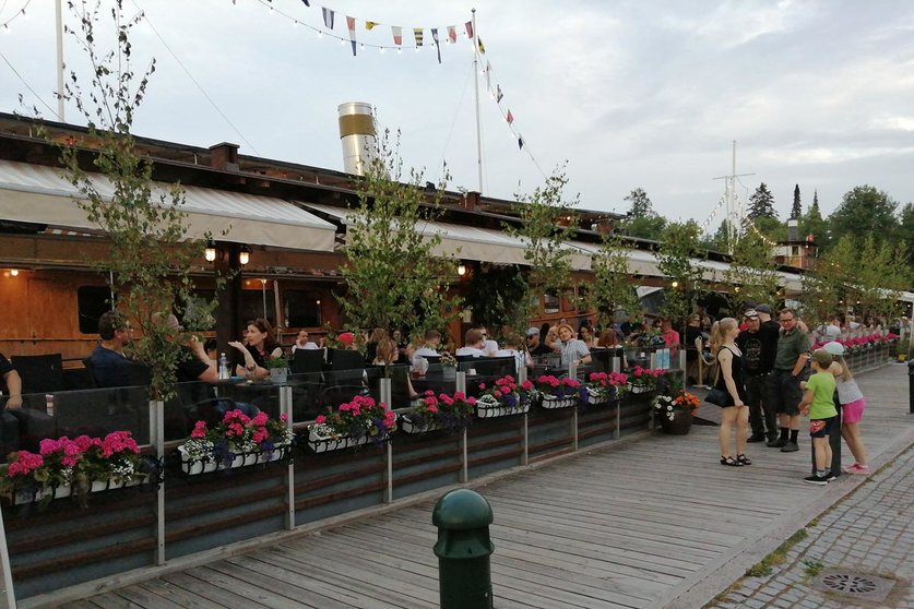 Finnish residents and tourists this summer on a terrace in Lappeenranta. Photo: Foreigner.fi.