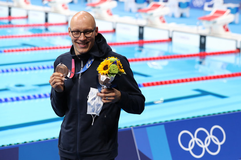 29 July 2021, Japan, Tokyo: Finland's Matti Mattsson celebrates with bronze medal at the award ceremony for the Men’s swimming 200m breaststroke final at Tokyo Aquatics Centre during the Tokyo 2020 Olympic Games. Photo: Friso Gentsch/dpa