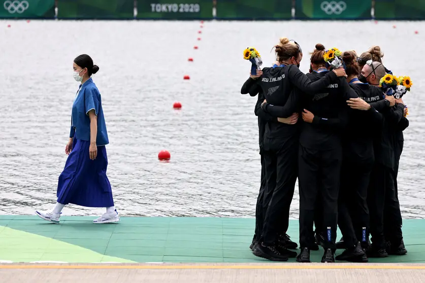 30 July 2021, Japan, Tokyo: Ella Greenslade, Emma Dyke, Lucy Spoors, Kelsey Bevan, Grace Prendergast, Kerri Gowler, Beth Ross, Jackie Gowler and Caleb Shepherd of Team New Zealand celebrate winning the silver medal during the medal ceremony for the Women's Eight Final A at the Sea Forest Waterway as part of the Tokyo 2020 Olympic Games. Photo: Jan Woitas/dpa-Zentralbild/dpa