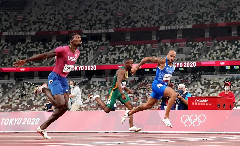 01 August 2021, Japan, Tokyo: Italy's Lamont Marcell Jacobs (R) sprints towards the finish line ahead of USA's Fred Kerley (L) in the Men's 100m Final race of the athletics competition at the Olympic Stadium during the Tokyo 2020 Olympic Games. Photo: Martin Rickett/PA Wire/dpa