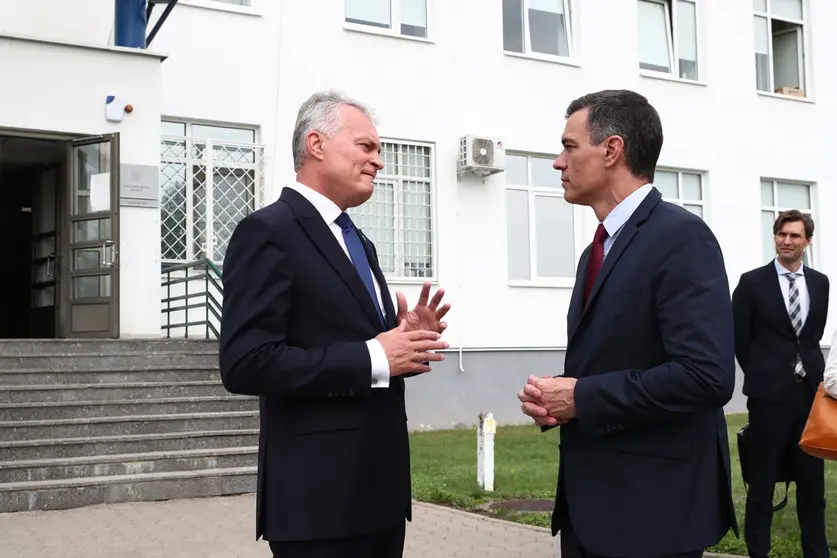 08 July 2021, Lithuania, Siauliai: Spanish Prime Minister Pedro Sanchez (R) and Lithuanian President Gitanas Nauseda, talk during a visit to the Spanish troops on a NATO mission at the Siauliai base. Photo: Pool Moncloa/Fernando Calvo/EUROPA PRESS/dpa