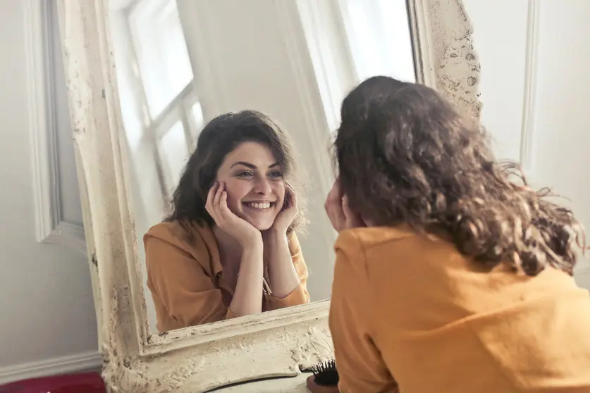 Woman-mirror-by-pexels