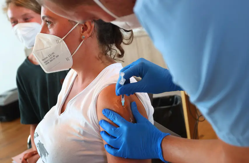 Two female employees of a nearby mountain hut receive a vaccination against the coronavirus at the mountain station of the Jenner, 1800 meters above sea level. Excursionists could also spontaneously get vaccinated against the coronavirus here. Photo: Karl-Josef Hildenbrand/dpa